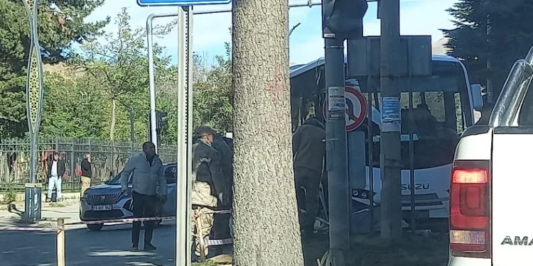 Güvenlik korucularını taşıyan otobüs refüje çarptı