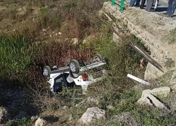 Otomobil sulama kanalına uçtu