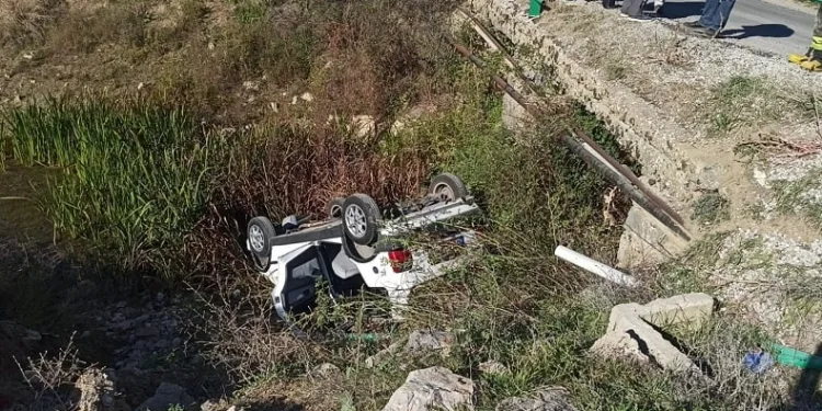 Otomobil sulama kanalına uçtu