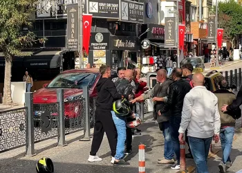 Kaza sonrası kavga: Sürücüler birbirine girdi