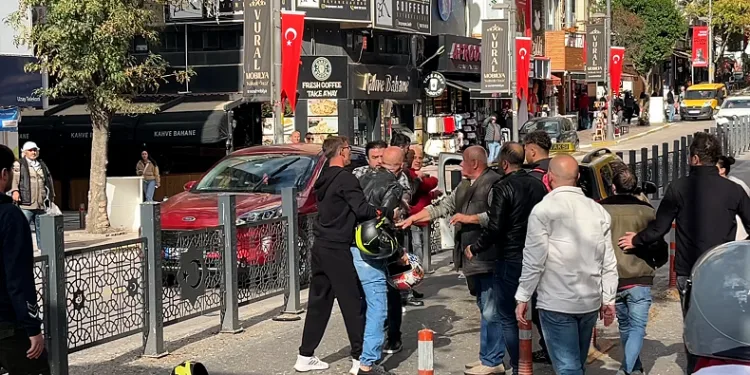 Kaza sonrası kavga: Sürücüler birbirine girdi