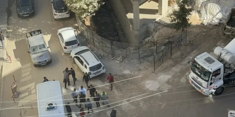 Cadde ortasında yumruklu, sopalı kavga