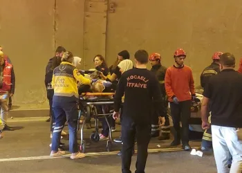 Feci kaza, tırın altına girdiler