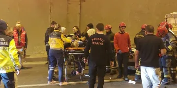 Feci kaza, tırın altına girdiler