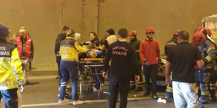 Feci kaza, tırın altına girdiler