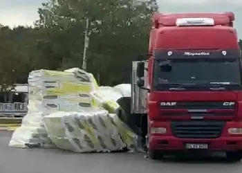 Virajı alamayan tırda yüklü malzemeler yola saçıldı