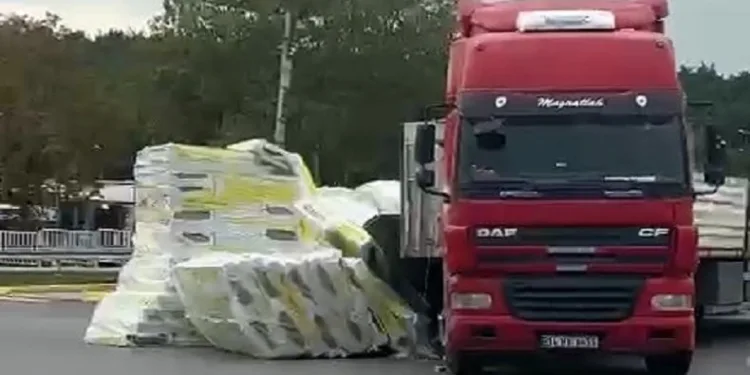 Virajı alamayan tırda yüklü malzemeler yola saçıldı