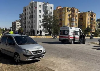 Motosiklet ile otomobil çarpıştı