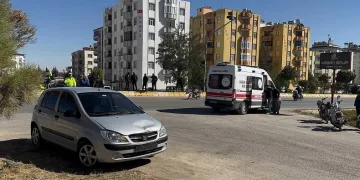Motosiklet ile otomobil çarpıştı