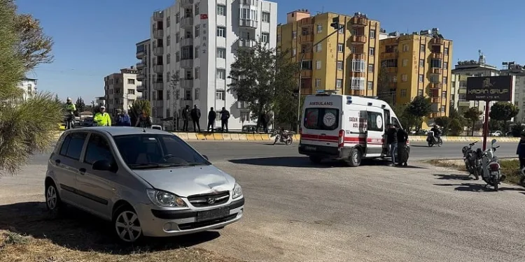 Motosiklet ile otomobil çarpıştı