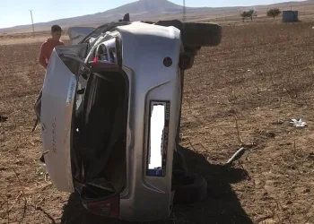 Kaza yapan otomobil şarampole yuvarlandı