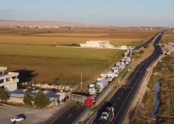 Kontrolden çıkan tır bariyerlere çarptı