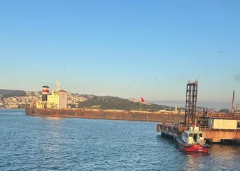 Zonguldak’ta karaya oturan yük gemisi ekiplerin çalışmalarının ardından limana yüzdürüldü