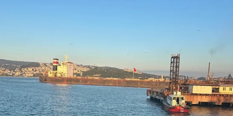Zonguldak’ta karaya oturan yük gemisi ekiplerin çalışmalarının ardından limana yüzdürüldü