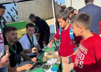 Kocaelisporlu futbolcular öğreniciler ile bir araya geldi