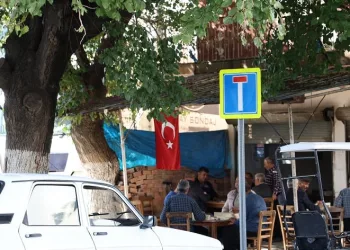 Adana’da esnaftan teröre Türk bayraklı tepki