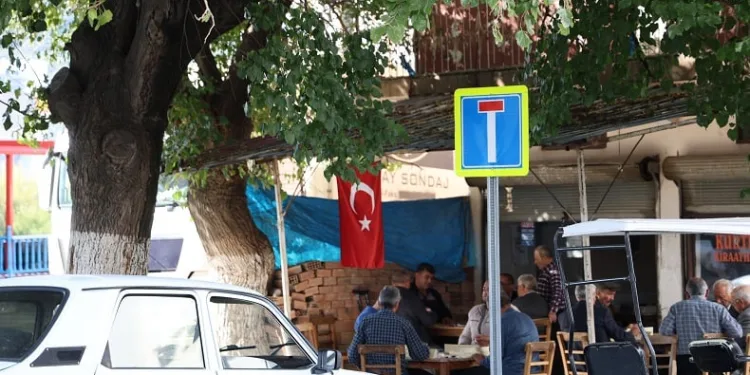 Adana’da esnaftan teröre Türk bayraklı tepki