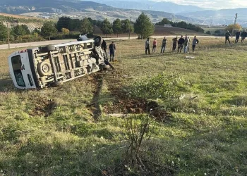 Yoldan çıkan servis aracı şarampole devrildi