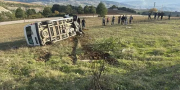 Yoldan çıkan servis aracı şarampole devrildi