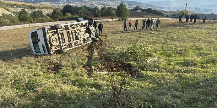 Yoldan çıkan servis aracı şarampole devrildi