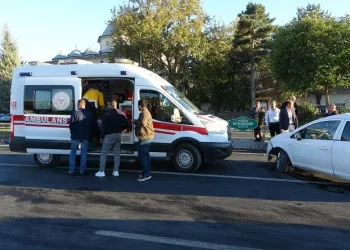 İki otomobilin karıştığı kazada 1 kişi yaralandı