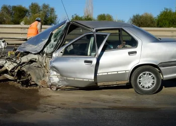 Bariyerlere çarpan otomobil hurdaya döndü, sürücü ağır yaralandı