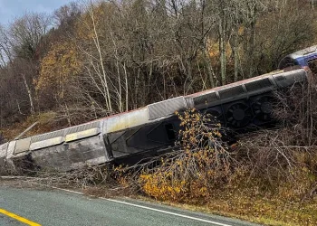Norveç’te yolcu treni raydan çıktı