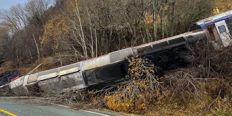 Norveç’te yolcu treni raydan çıktı