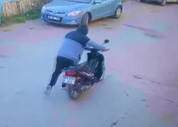 Kameraya yakalanan motosiklet hırsızları tutuklandı