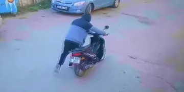 Kameraya yakalanan motosiklet hırsızları tutuklandı