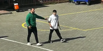 Bıçakla okulu basan öğrenci gözaltına alındı