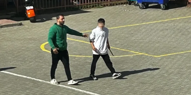 Bıçakla okulu basan öğrenci gözaltına alındı