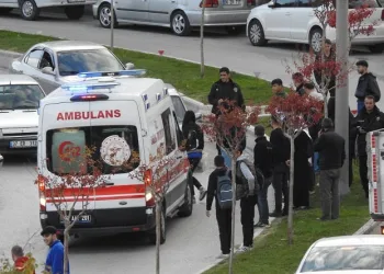 Motosiklet orta refüje çarptı: 2 yaralı