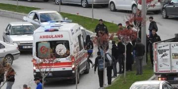 Motosiklet orta refüje çarptı: 2 yaralı