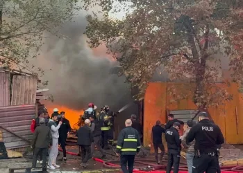Palet deposunda büyük yangın
