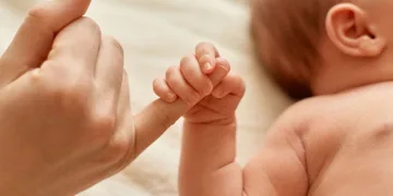Bebeği klozete bırakıp kaçmaya çalıştılar