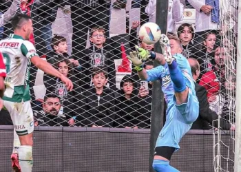 Beşiktaş’ta kaleci Mert Günok sakatlandı