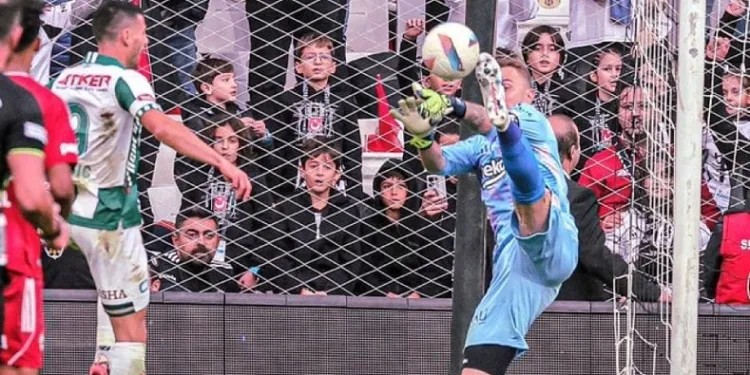 Beşiktaş’ta kaleci Mert Günok sakatlandı