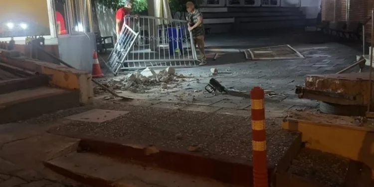 Kontrolden çıkan araç okul kapısını kırıp içeri girdi