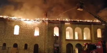 Eski okul binası alev alev yandı