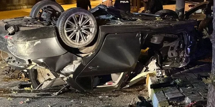 Van’da otomobil takla attı: 2 kişi hayatını kaybetti