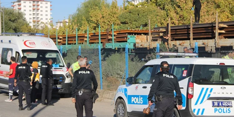 Raylarda feci kaza: Yük treninin çarptığı kişi hayatını kaybetti