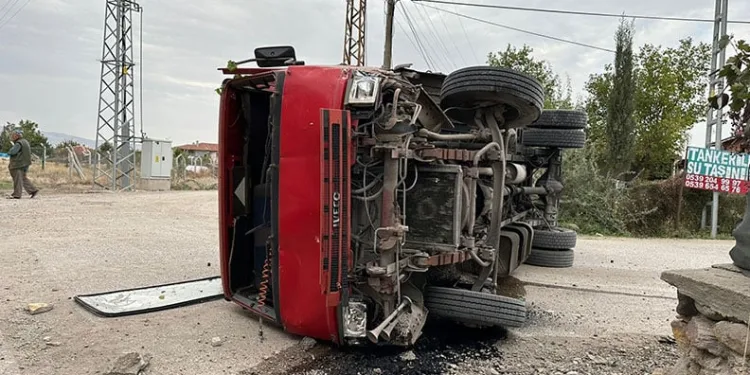 Freni boşalan kamyon duvara vurarak durabildi