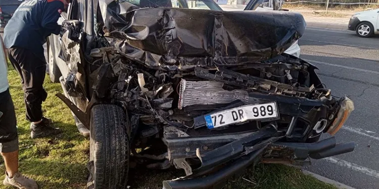 Batman’da traktör ile kamyonet çarpıştı: 3 yaralı