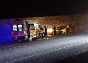 Çorum’da otomobil istinat duvarına çarptı: 3 yaralı