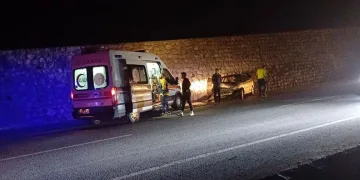 Çorum’da otomobil istinat duvarına çarptı: 3 yaralı