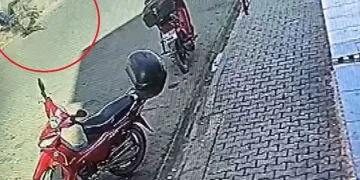 Motosikletin çarptığı yaşlı adam savruldu