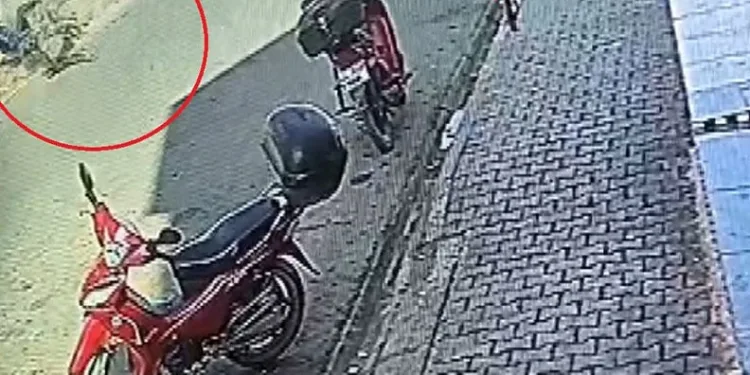 Motosikletin çarptığı yaşlı adam savruldu