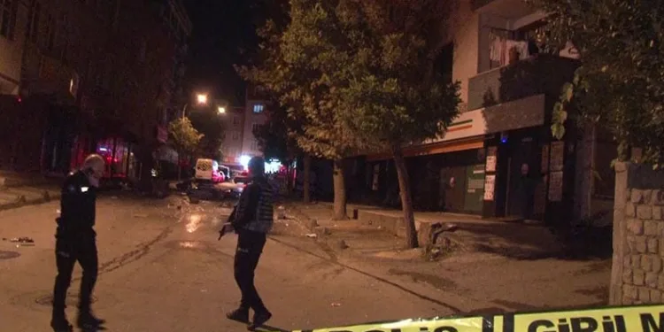 Eşinden ayrılan şahıs, evi ateşe verip tüm eşyaları sokağa attı