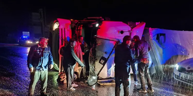 Çorum’da TIR devrildi: 2 yaralı